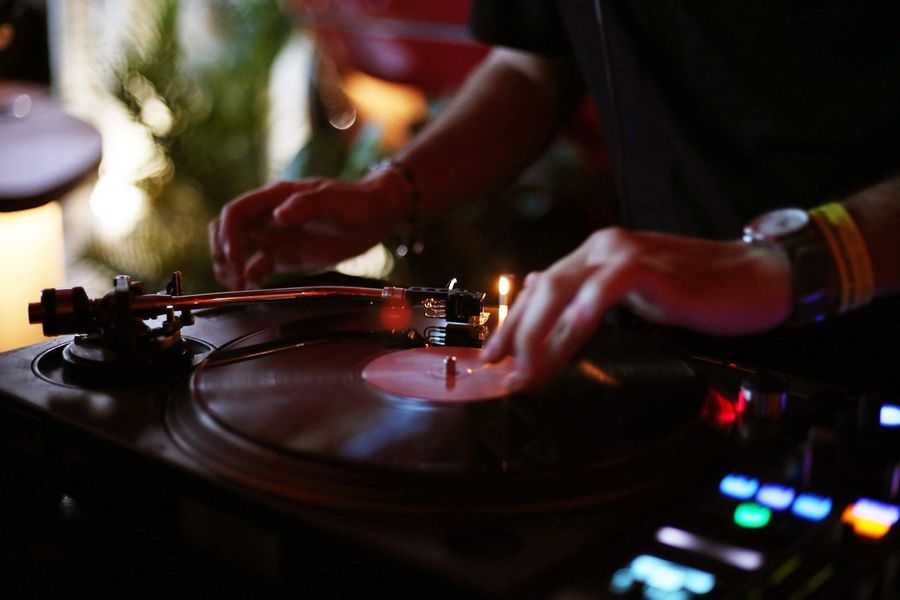 Sesión de DJ en el lounge