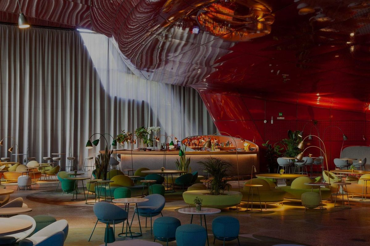 Lounge de NUBEL bajo la cúpula roja del Edificio Nouvel